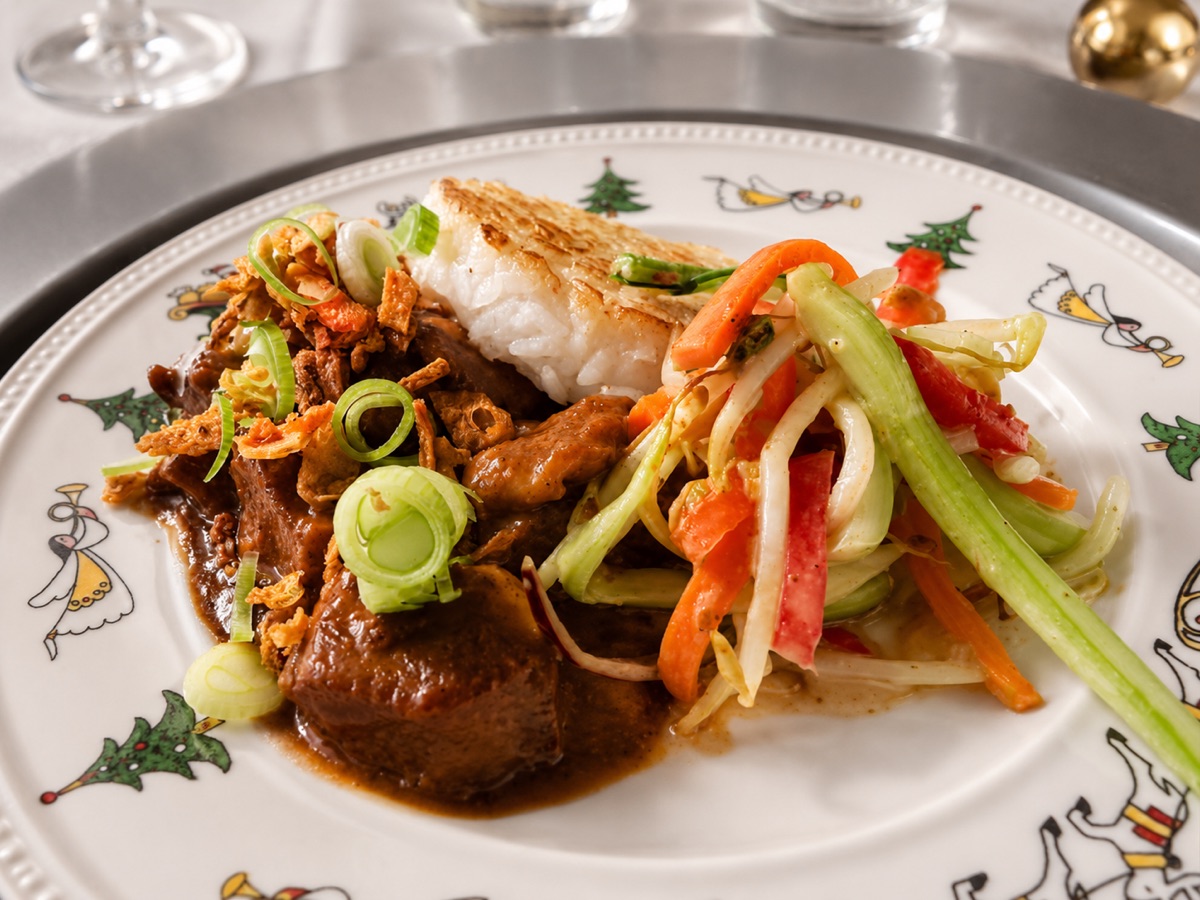 Rendang met gebakken rijst en oosterse groenten