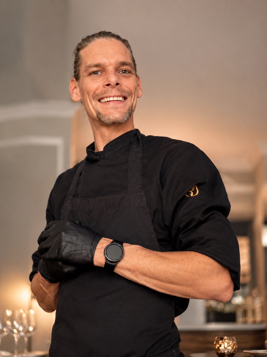 Chef Daan tijdens het privé-kerstdiner